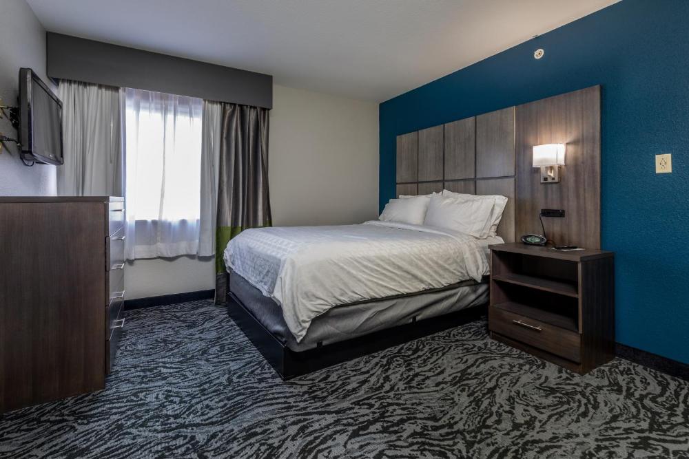 Queen Suite - Non-Smoking interior